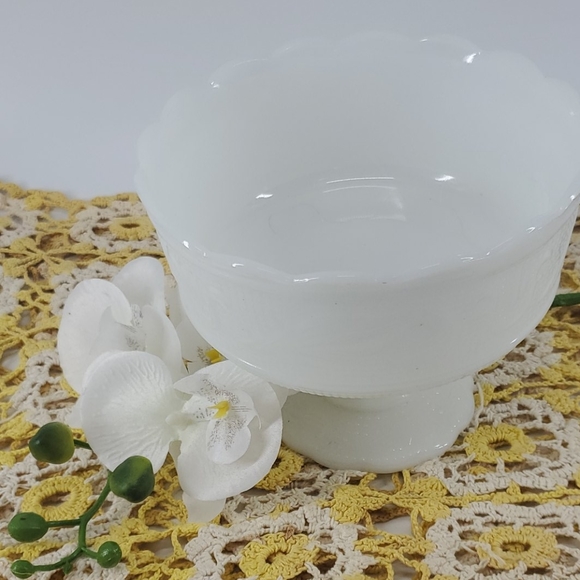 MILK GLASS VINTAGE CANDY DISH - Picture 1 of 9